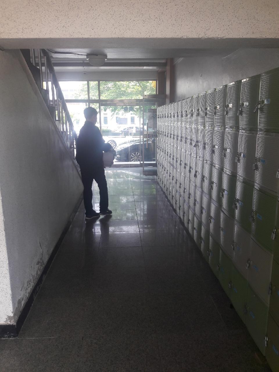 본관동서편입구