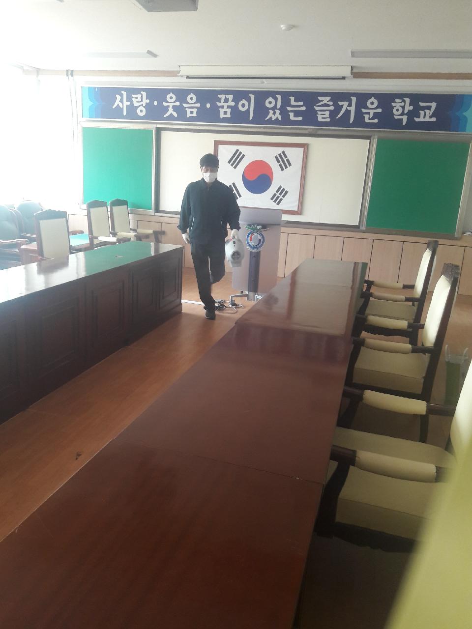 학운위회의실